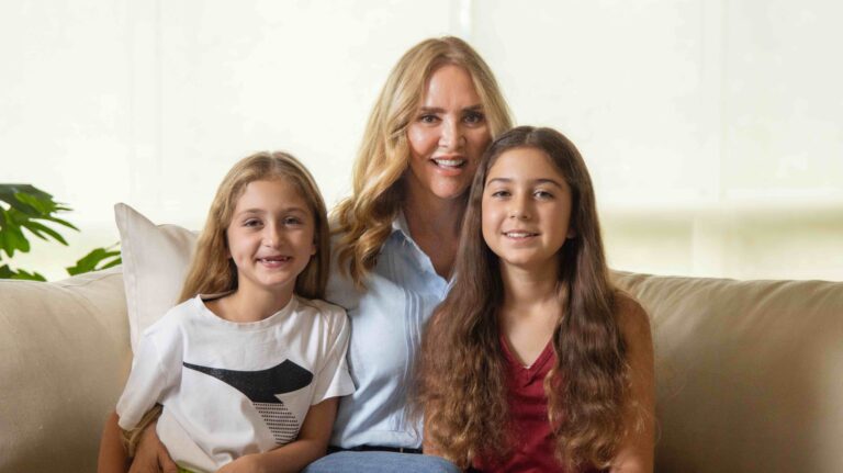 Angélica Fuentes acompañada de sus dos hijas