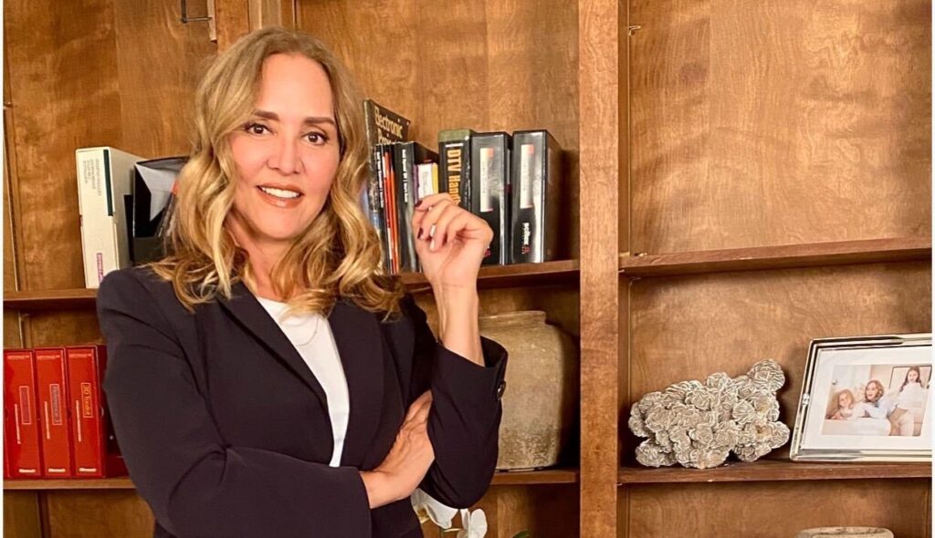 Ilustra el retrato de Angélica Fuentes