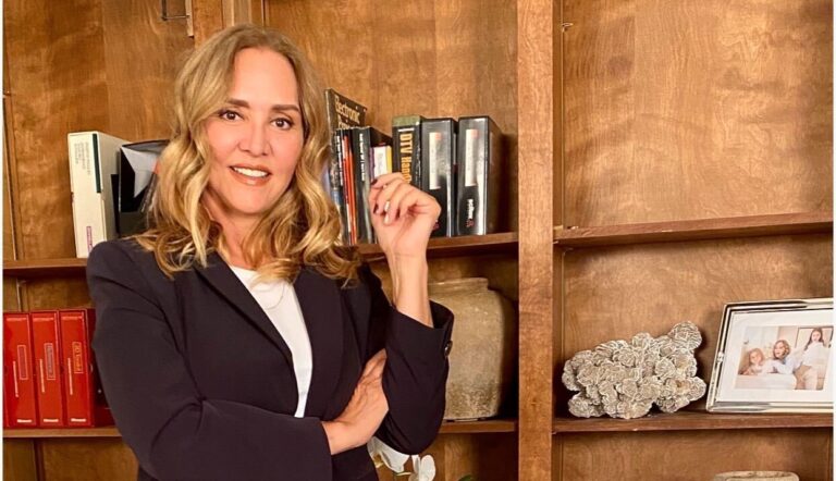 Ilustra el retrato de Angélica Fuentes