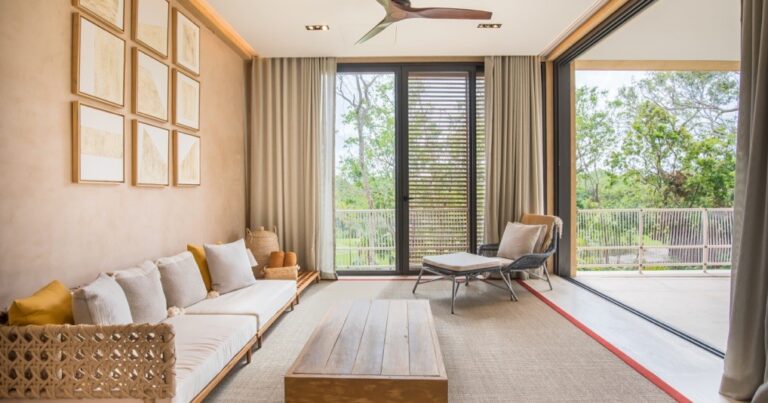 Interior en sala de estar del complejo corasol, tema de Hugo Salinas Sada