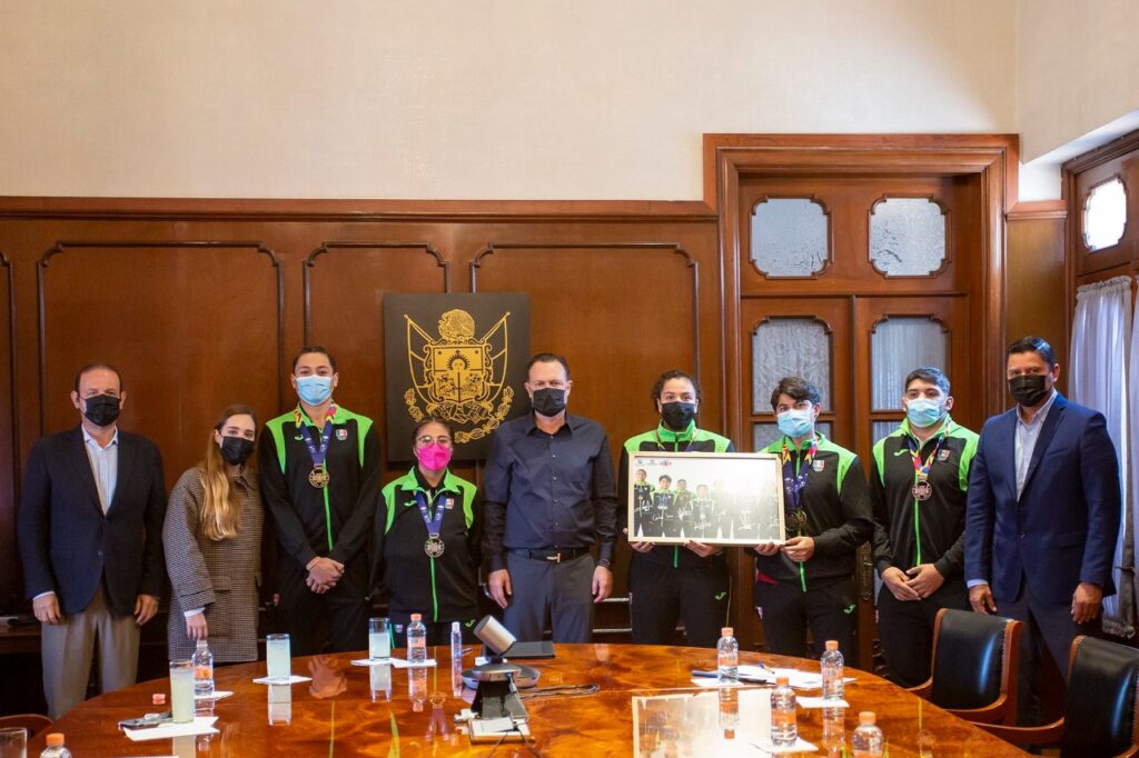 Mauricio Kuri reconoció a 14 atletas juveniles que representaron a la entidad en Colombia.