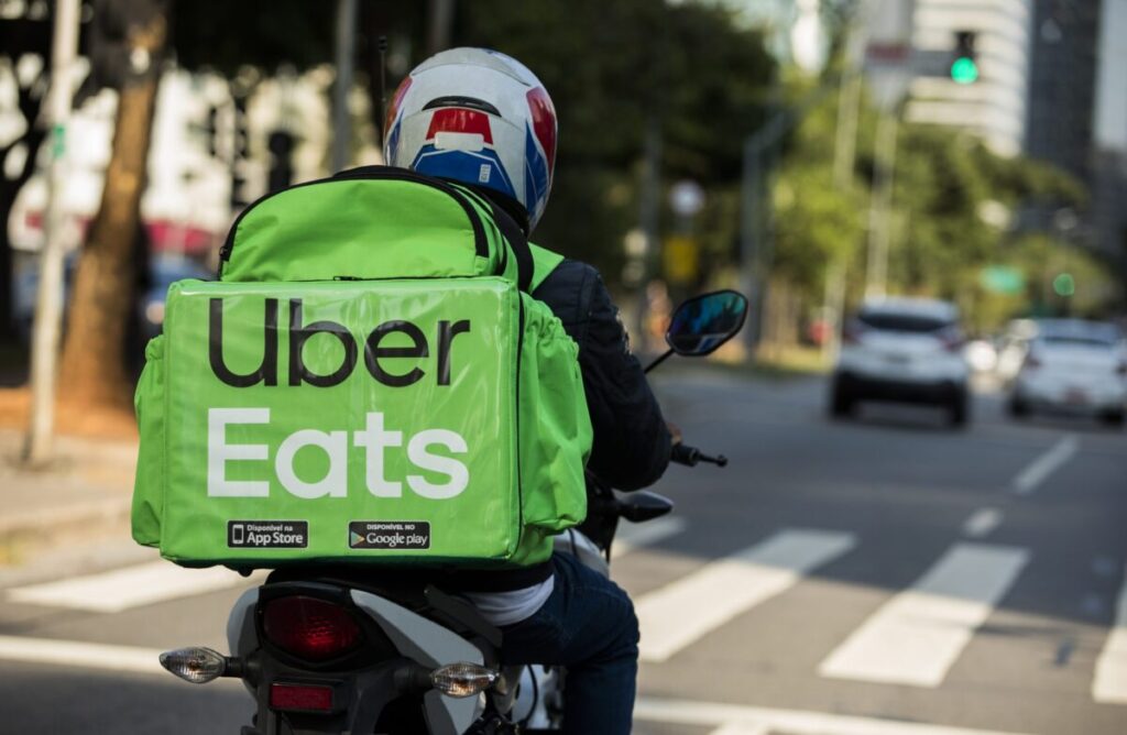Uber Eats analiza cerrar operaciones en varios países de LATAM.