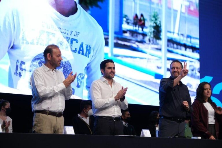 Además de los dispositivos electrónicos, Agustín Dorantes Lámbarri dio consejos a los jóvenes queretanos.