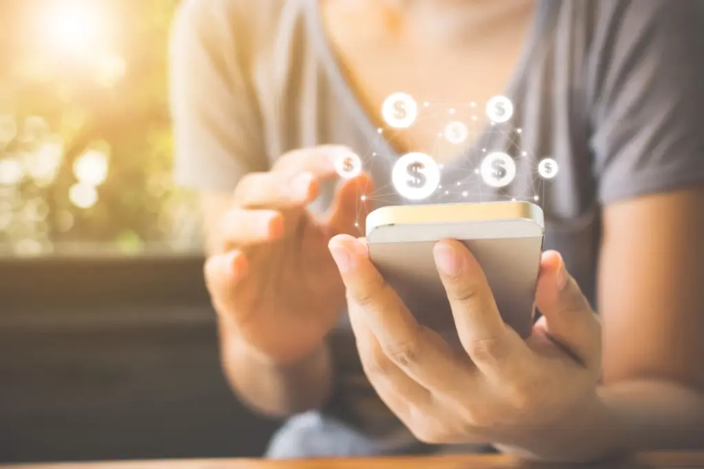 Manos de mujer sosteniendo teléfono móvil con la aplicación de SaveBox.
