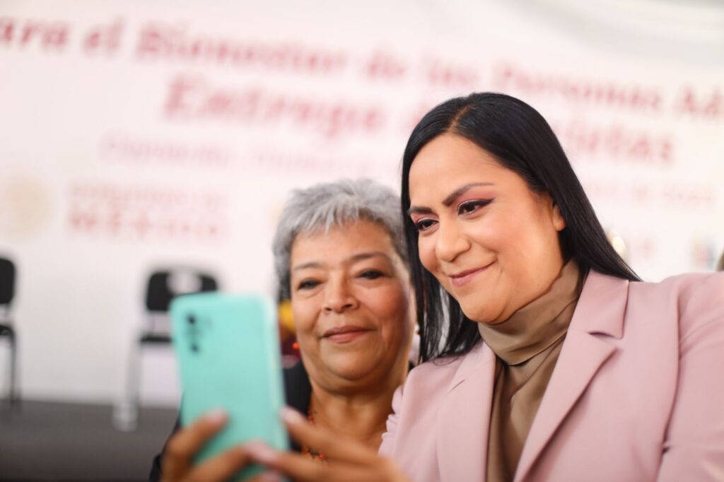 Ariadna Montiel realizó la entrega de Tarjetas del Bienestar a nuevos derechohabientes de la Pensión para el Bienestar en la alcaldía Coyoacán.
