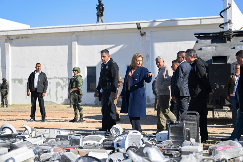 Maru Campos destruye objetos ilegales en Cereso 3