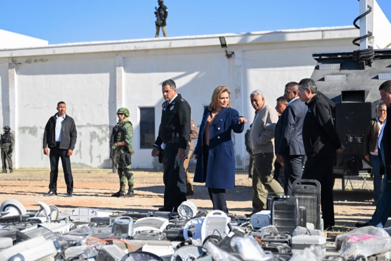 Maru Campos destruye objetos ilegales en Cereso 3