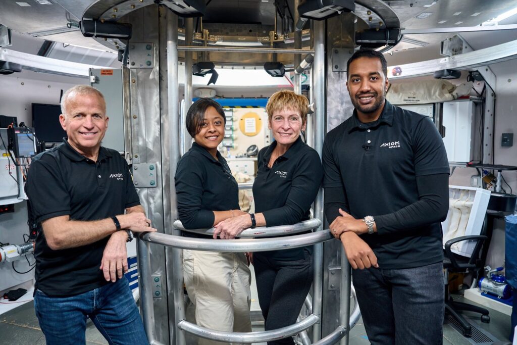 Astronautas de Axiom Mission 2 llegan a Estación Espacial