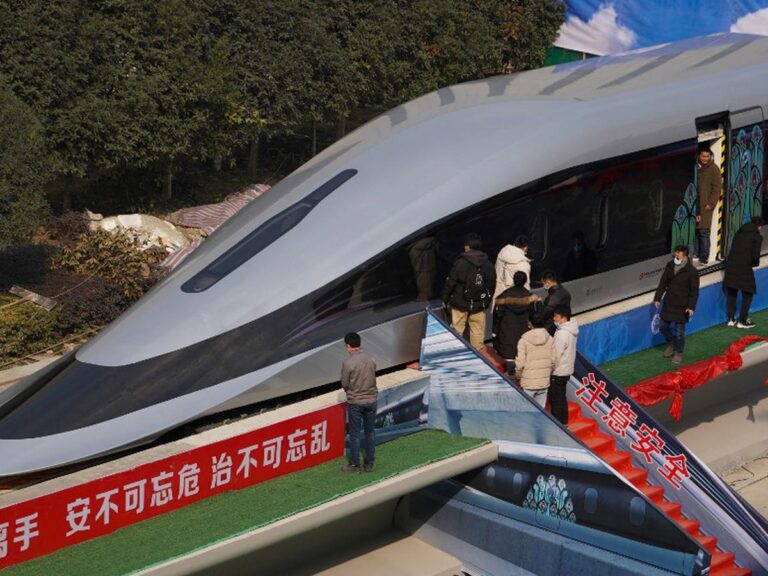 China acelera construcción de vías férreas con robots