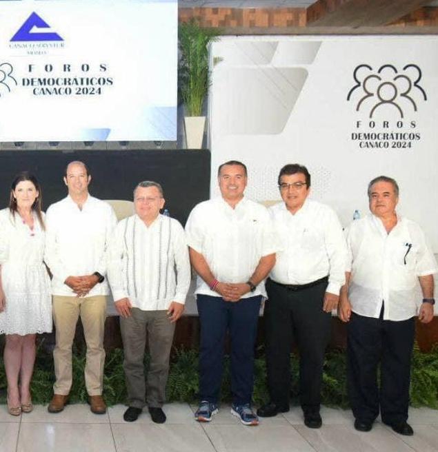 Estuvo Renán Barrera en un evento organizado por la Canaco Mérida.