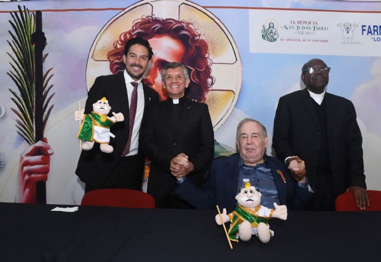 Víctor González Herrera, presidente ejecutivo de Grupo Por Un País Mejor, confirmó que él lidera los esfuerzos para que, Farmacias Similares, cuyo símbolo es el Dr. Simi, reciba en México por primera vez, la reliquia de San Judas Tadeo.