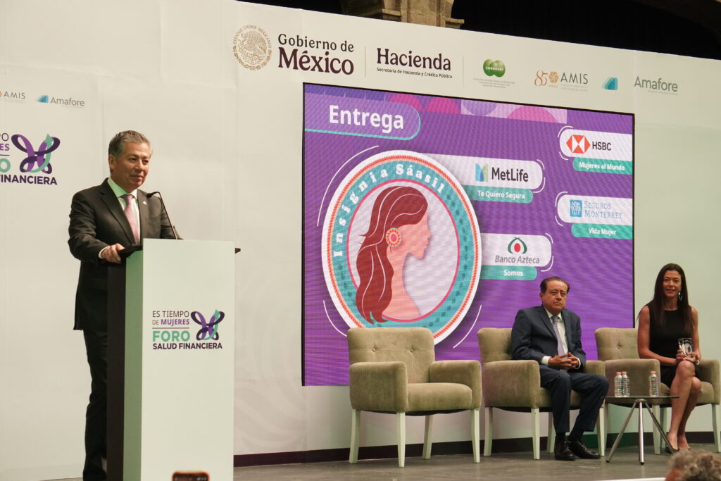 CONDUSEF entrega Insignia Sáasil a Banco Azteca