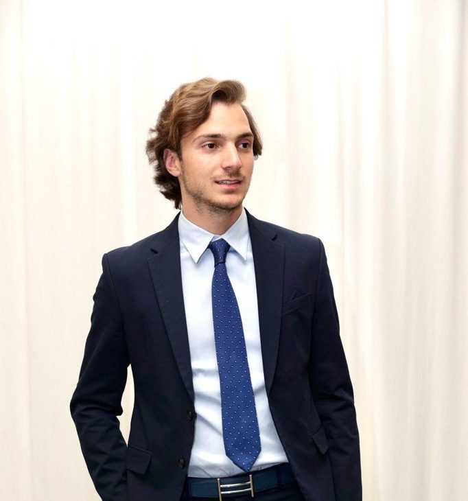 Expone Olegario Vázquez Garza claves del éxito a jóvenes