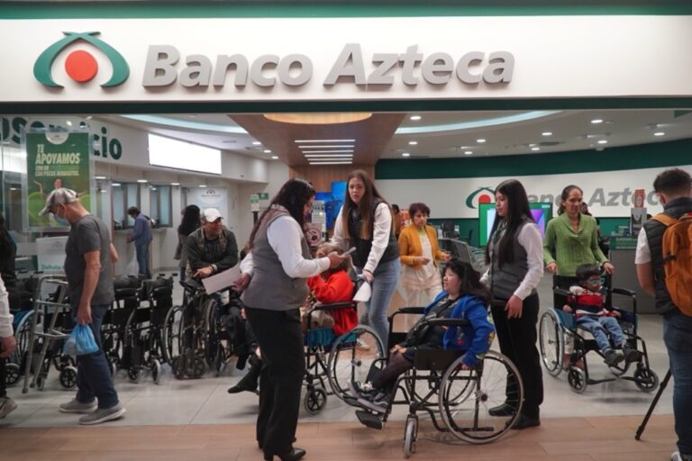 Banco Azteca apoya a mexicanos con 50 sillas de ruedas