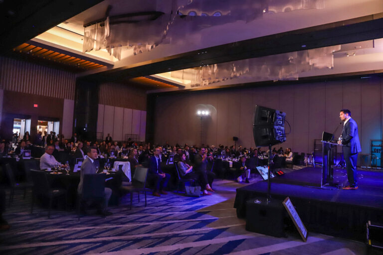 Víctor González Herrera ofreció una ponencia magistral sobre liderazgo