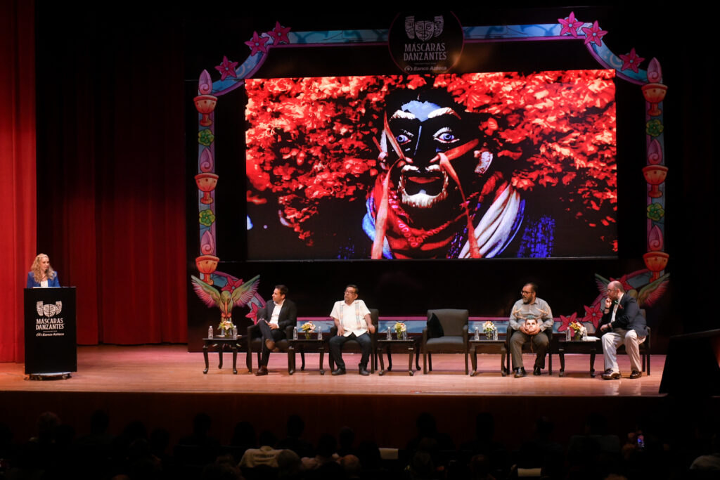 Banco Azteca respalda danzas indígenas en FENAMAD 2025