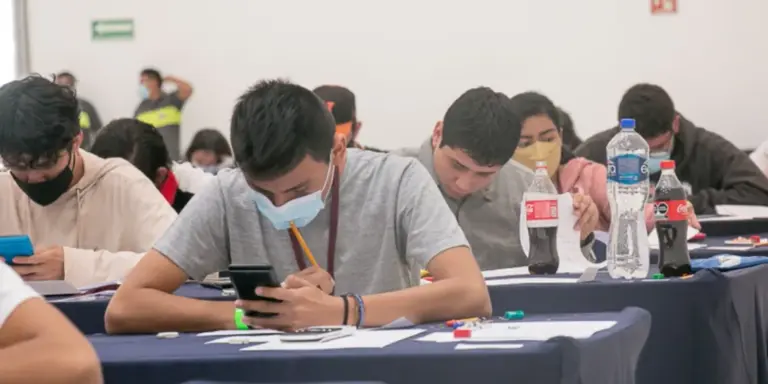 Jóvenes físicos avanzan a IPhO gracias a Banco Azteca