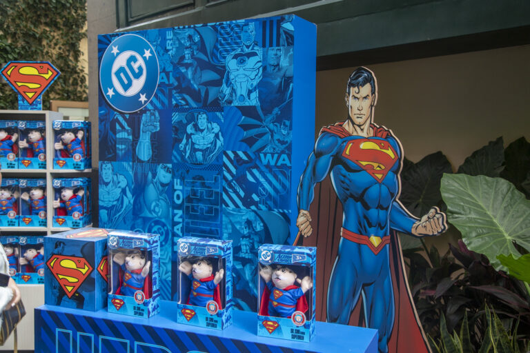 Dr. Simi se transforma en Superman y promueve valores