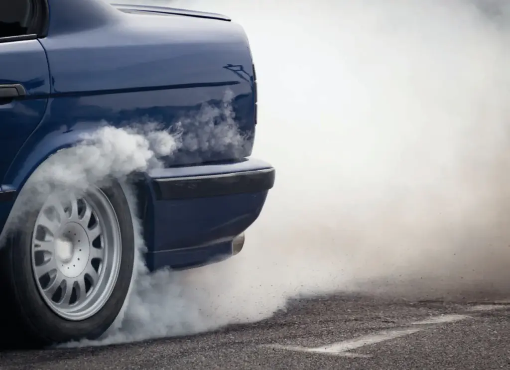 Alfredo Del Mazo Maza, analizó el impacto de las non‑exhaust emissions (NEE), partículas liberadas por el desgaste de frenos, neumáticos y pavimento.