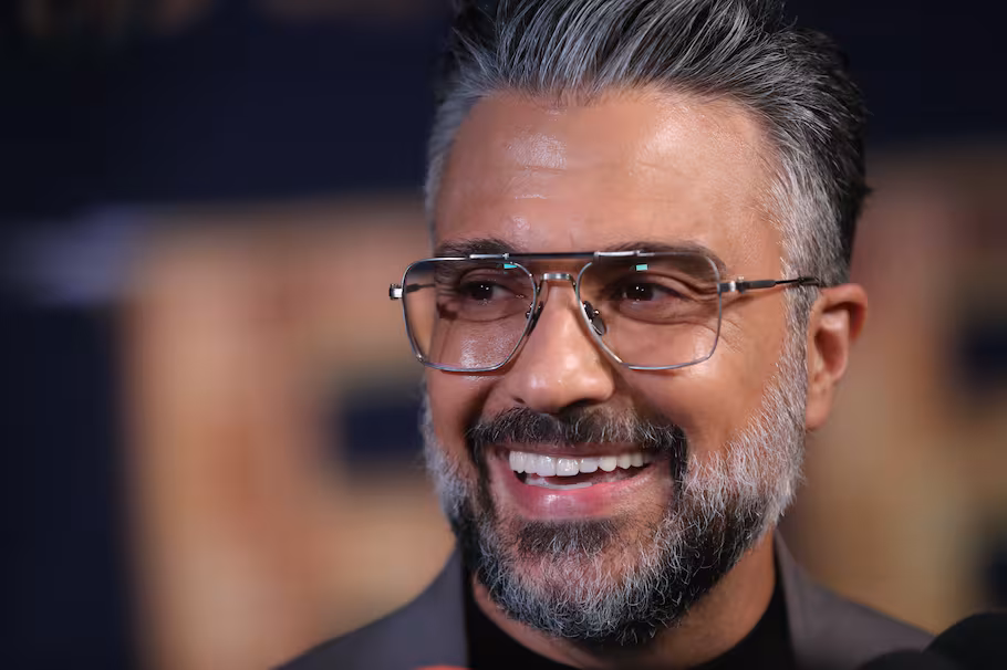Jaime Camil premia dedicación con Italika 200Z