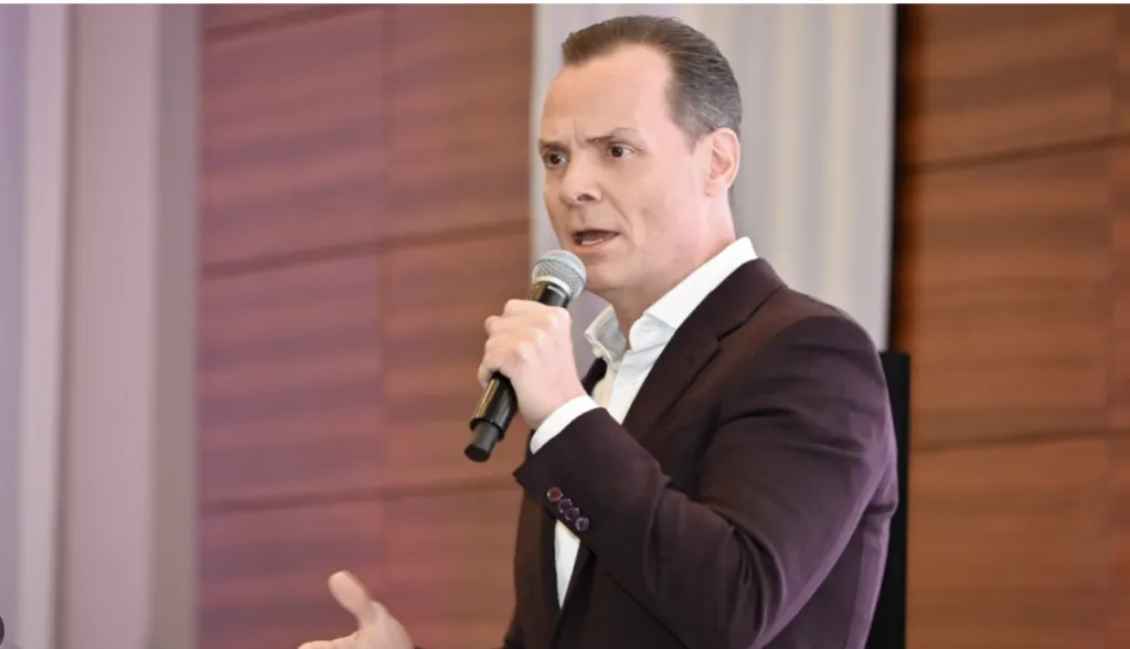 Olegario Vázquez Aldir consolida división científica en Grupo Vazol