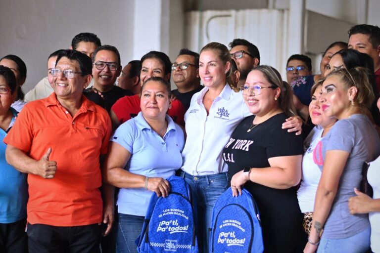 Apoya Patricia Lobeira Rodríguez a estudiantes con útiles escolares