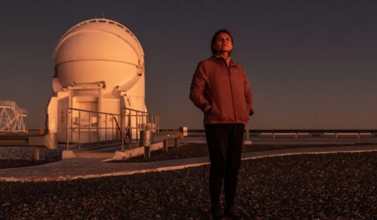 El guardián de la oscuridad: el astrónomo Eduardo Unda-Sanzana protege los cielos del desierto de Atacama