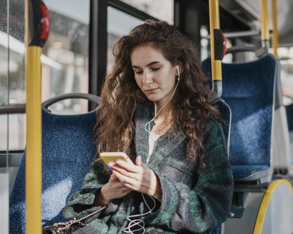 Una mujer en el transporte público, análisis de la movilidad sostenible por Alfredo del Mazo Maza