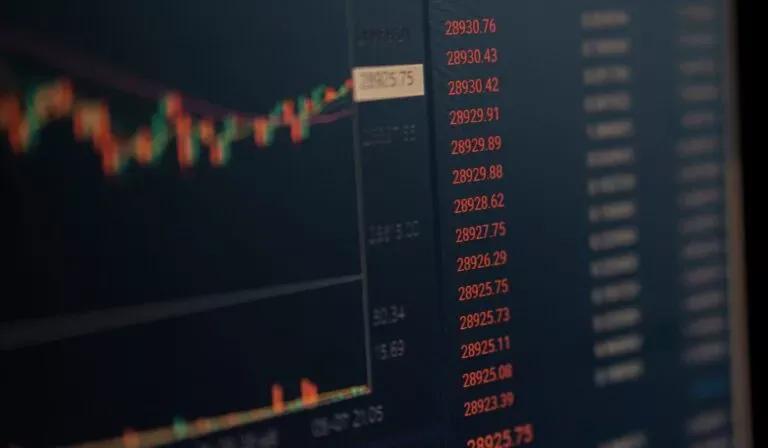 Acciones seleccionadas por IA superan al S&P 500 con un rendimiento histórico