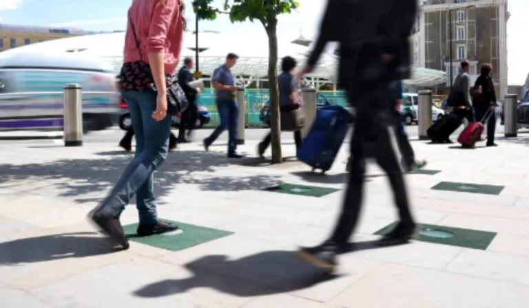 Aceras que generan energía: así funcionan los pavimentos que producen electricidad con tus pasos