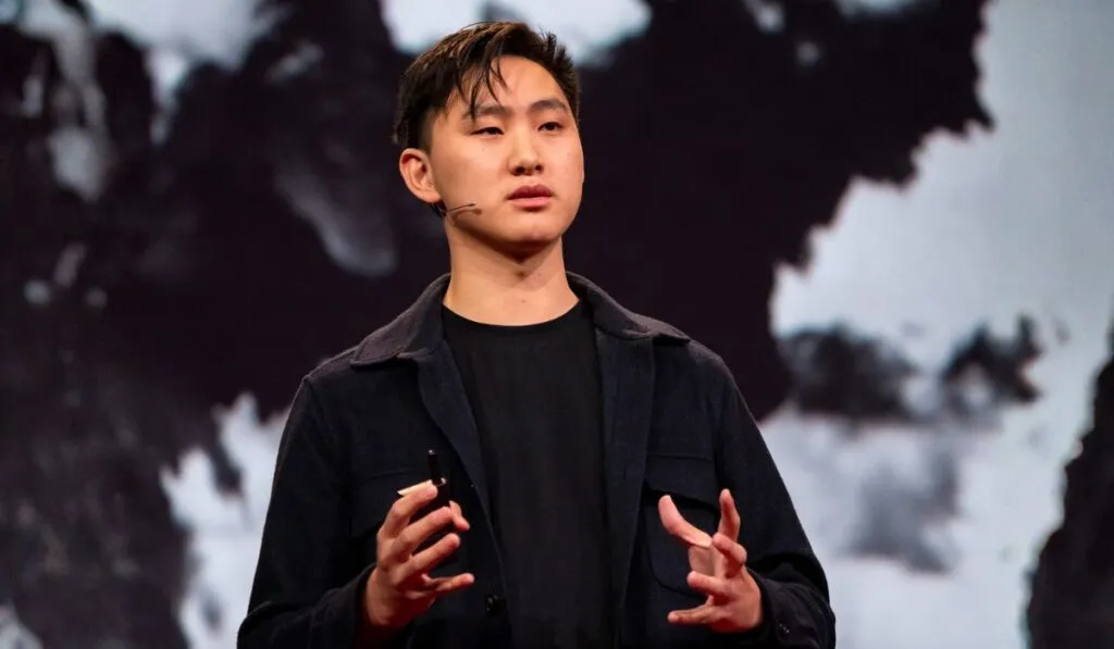 Alexandr Wang, director de IA de Meta: “Deberías pasar todo el tiempo practicando vibe coding”