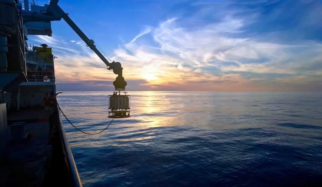 De CO₂ a plástico: científicos chinos crean el primer reactor que transforma el carbono oceánico en bioplástico