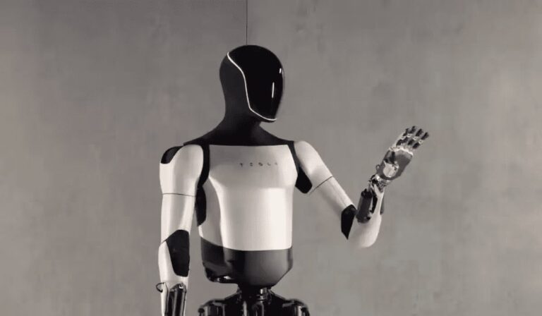 Elon Musk advierte: en 2040 los robots humanoides superarán a los humanos