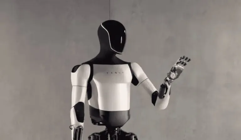 Elon Musk advierte: en 2040 los robots humanoides superarán a los humanos