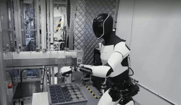 Elon Musk dice que su robot Optimus podría acabar con la pobreza en el mundo