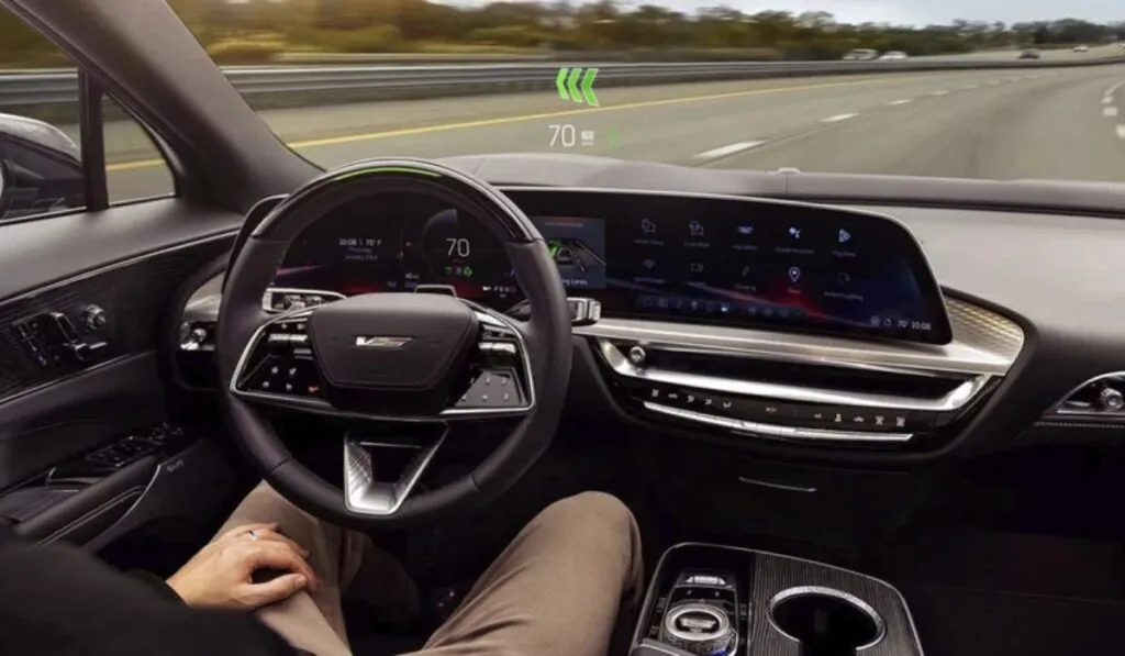 General Motors supera a Tesla con más de mil millones de km sin accidentes e integra la IA de Google Gemini