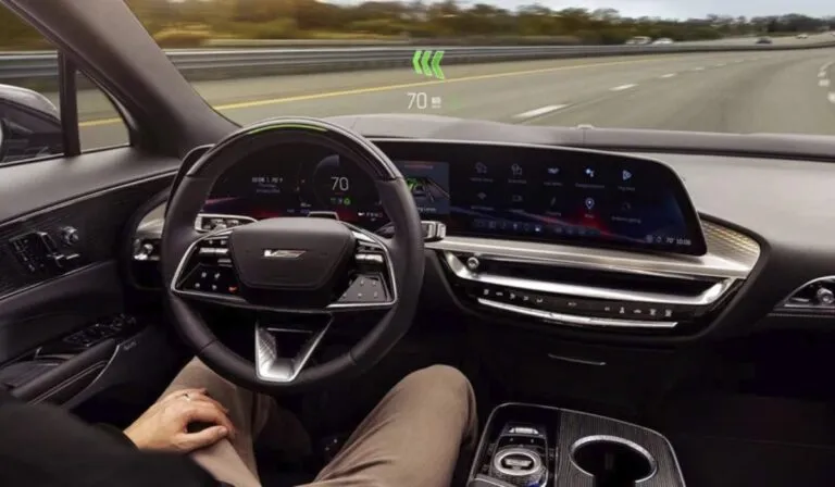 General Motors supera a Tesla con más de mil millones de km sin accidentes e integra la IA de Google Gemini