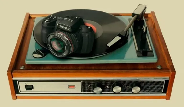 La Gen Z apaga las notificaciones: el regreso de los gadgets retro para desconectarse del caos digital