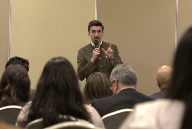 Alejandro Martínez Araiza en el Foro-Comité Laboral de Alexander Hughes México.