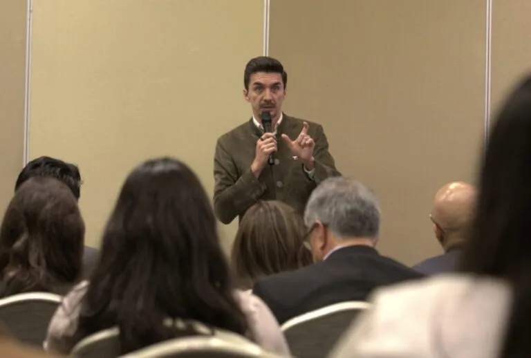 Alejandro Martínez Araiza en el Foro-Comité Laboral de Alexander Hughes México.