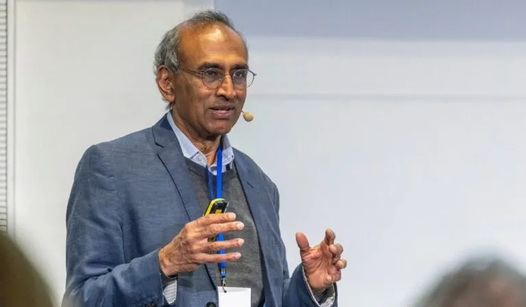 Venki Ramakrishnan, Nobel de Química: “Cuando morimos, la mayoría de nuestras células siguen vivas”