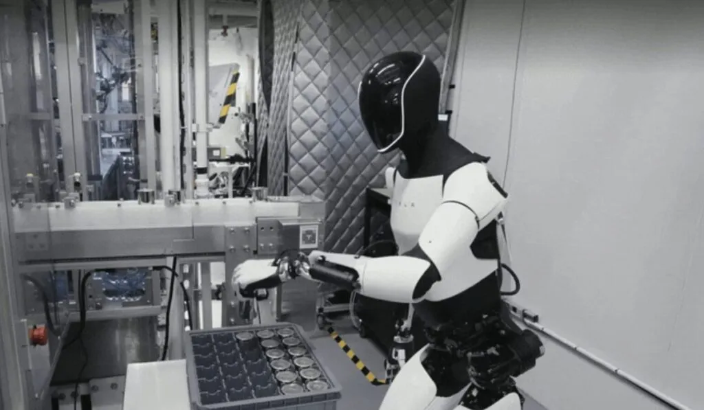 Elon Musk dice que su robot Optimus podría acabar con la pobreza en el mundo
