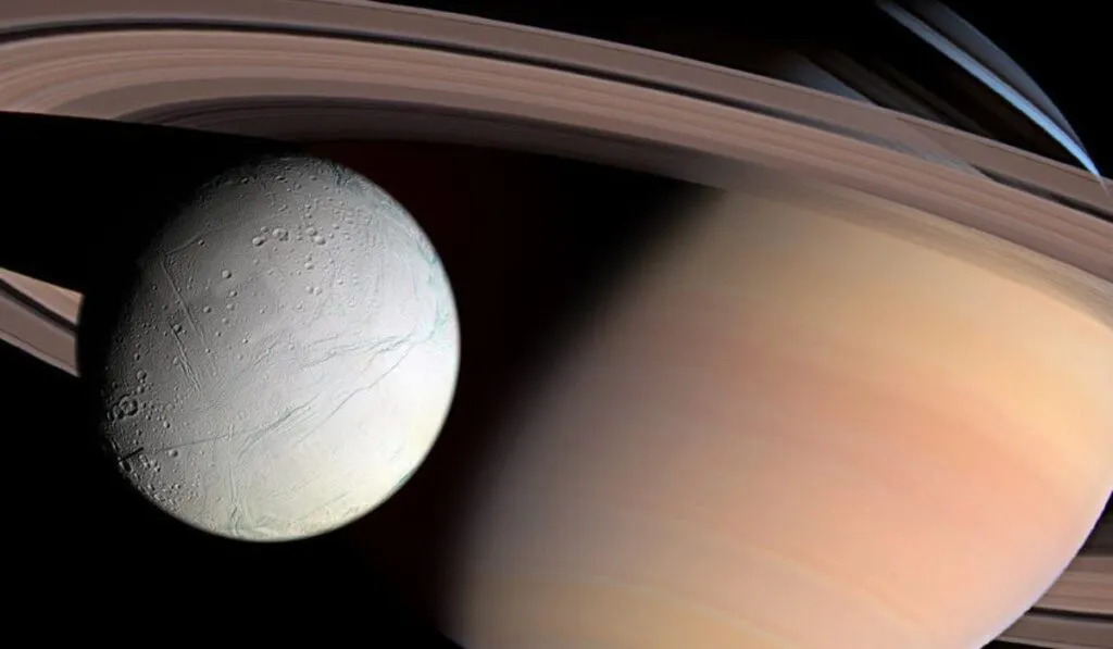 Encélado, la luna de Saturno que podría albergar vida: descubren moléculas orgánicas en su océano