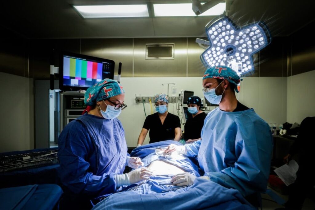 La doctora Ana Laura Gutiérrez Aguayo, especialista en Ginecología y Obstetricia en el Hospital Angeles Lindavista, hizo historia al convertirse en la primera cirujana en operar con el sistema robótico Da Vinci en el ISSSTE