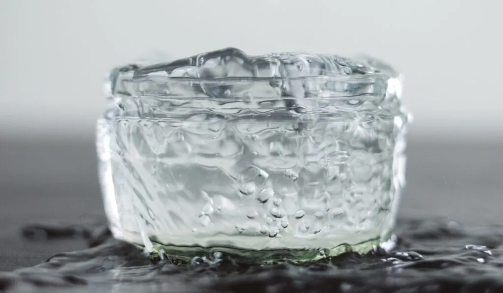 Crean hielo sin frío: el sorprendente hallazgo científico hecho con un diamante