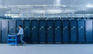 Crean sistema que reduce casi 50% de emisiones de carbono en centros de datos de IA