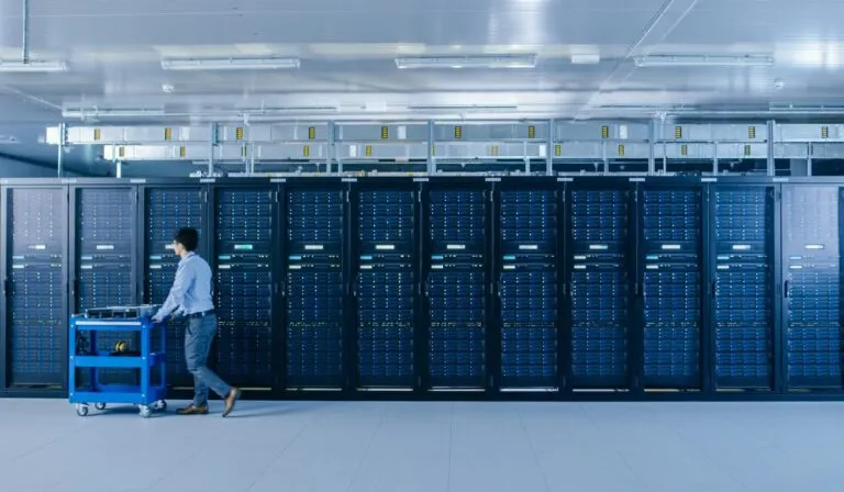 Crean sistema que reduce casi 50% de emisiones de carbono en centros de datos de IA