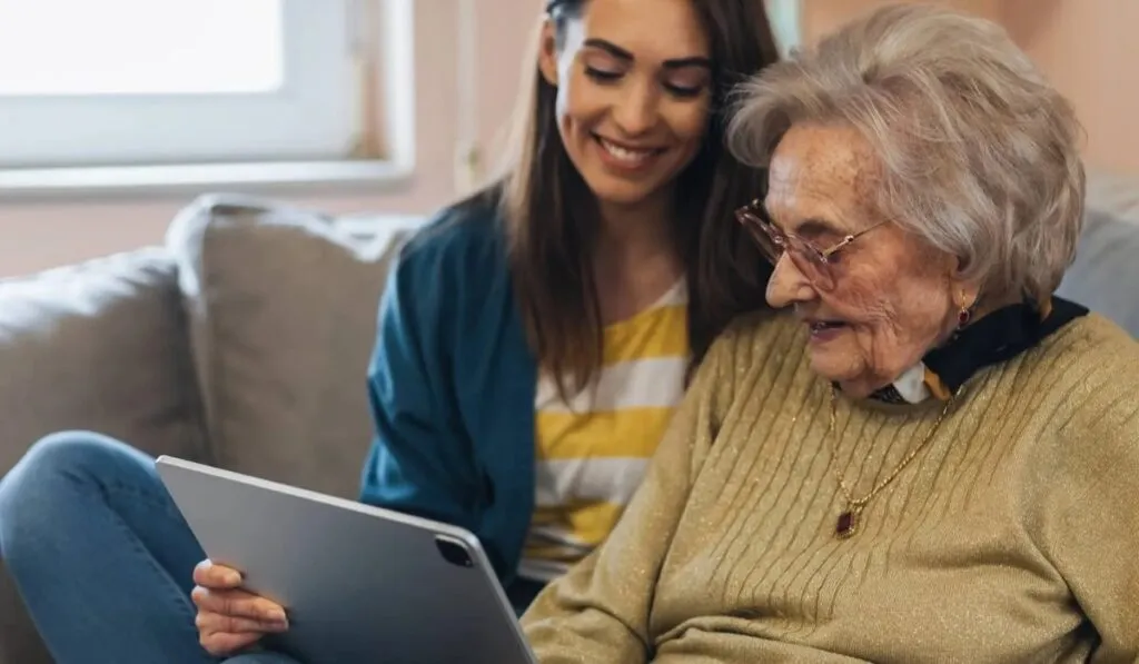 Cuidar también es enseñar: cómo proteger a los adultos mayores de las estafas digitales