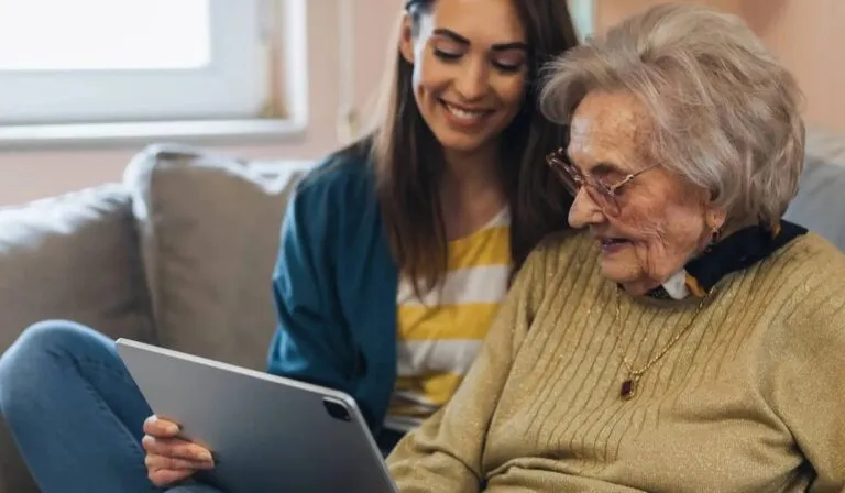 Cuidar también es enseñar: cómo proteger a los adultos mayores de las estafas digitales