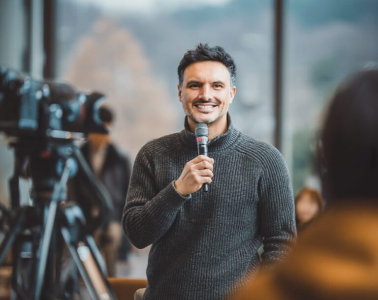 Carlos Raphael de la Madrid reflexiona sobre el simbolismo literario de los delfines como puente entre ciencia, emoción y naturaleza.